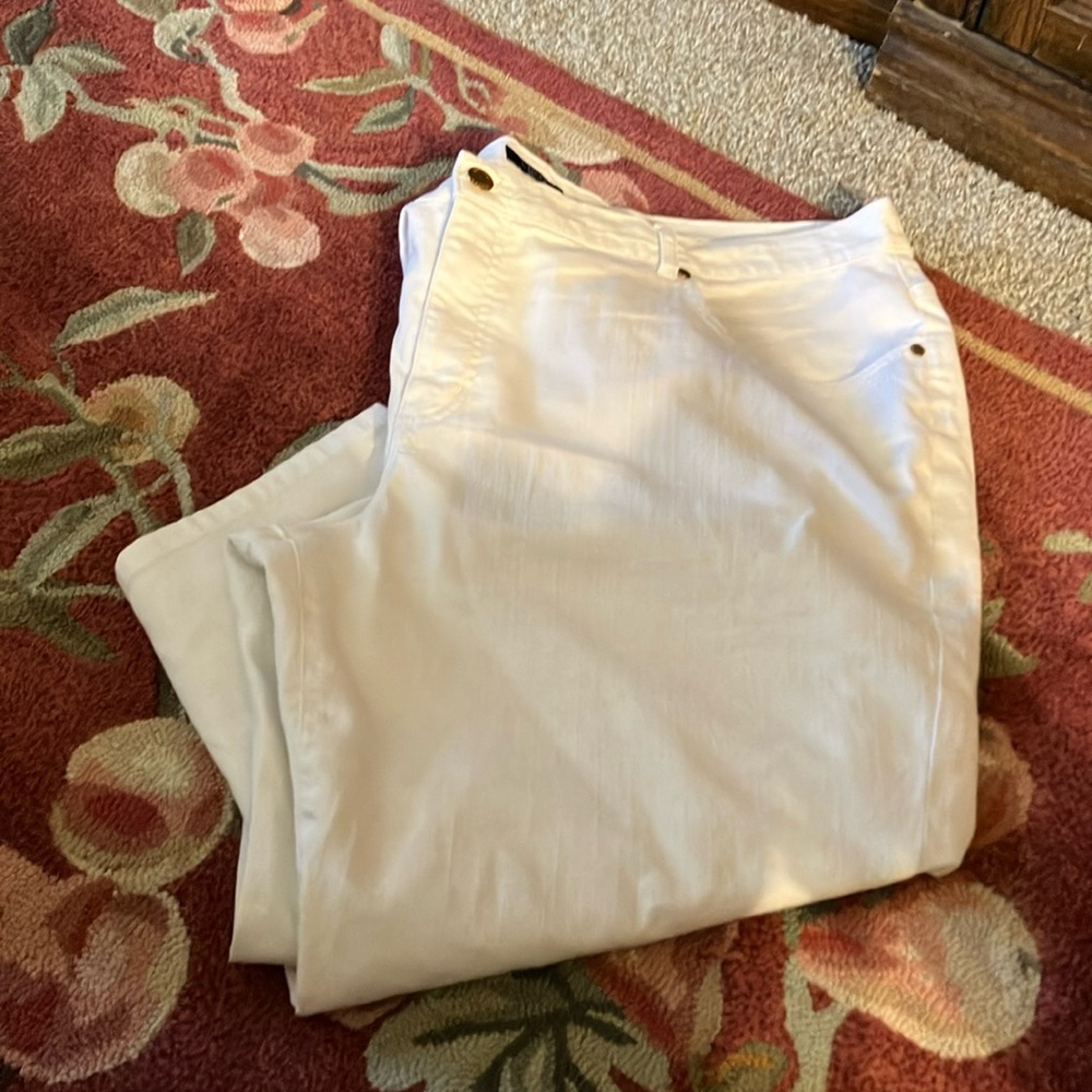 Chaps plus size white capri pants